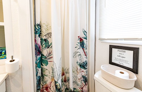 Kapoho Cama Y Desayuno | Oceanfront in Hilo Hale Kai Suites- Pele Suite - King Bed, Living Room, Bath