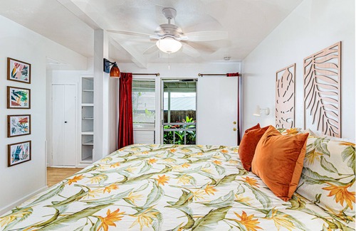 Kapoho Cama Y Desayuno | Oceanfront in Hilo Hale Kai Suites- Pele Suite - King Bed, Living Room, Bath