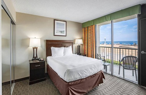 Northeast Virginia Beach Complejo | Oceanfront in Virginia Beach with balcony overlooking the beach