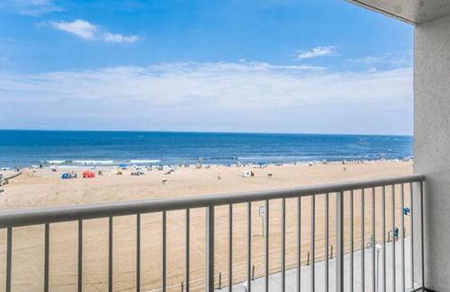 Northeast Virginia Beach Complejo | Oceanfront in Virginia Beach with balcony overlooking the beach