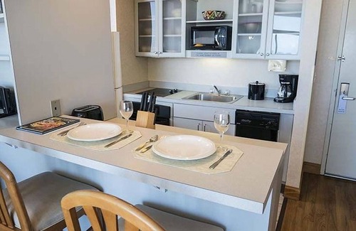 Northeast Virginia Beach Complejo | Oceanfront Large 2BR/3BA Resort Suite ONE WEEK ONLY 7/12/2025-7/19/2025 Kitchen