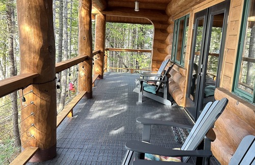 South Gouldsboro Cabina | Oceanfront Log Cabin “Great Timbers”