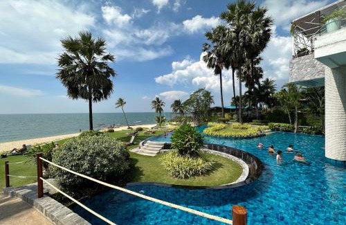 North Pattaya Apartamento | Oceanfront Luxury Condo in Pattaya with Private Beach and Inifinity Pool - NOT A HOTEL 30 Day Stay Minimum