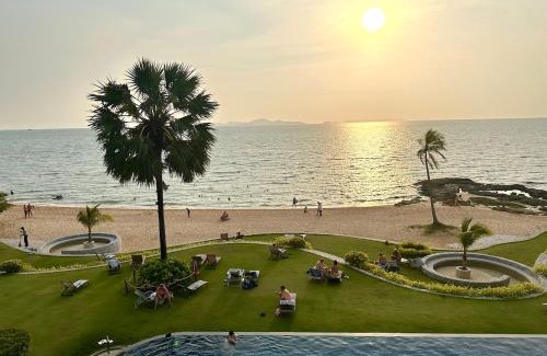 North Pattaya Apartamento | Oceanfront Luxury Condo in Pattaya with Private Beach and Inifinity Pool - NOT A HOTEL 30 Day Stay Minimum