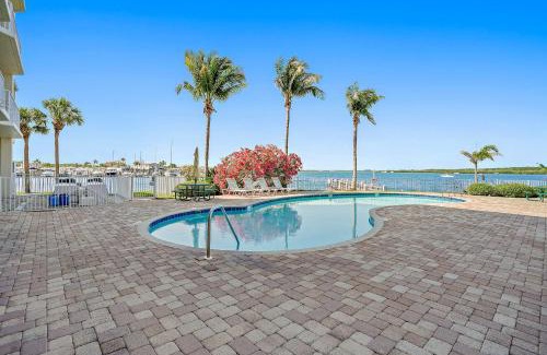 St. Petersburg - Clearwater Apartamento | Oceanfront Luxury Condo! Mins to beach! Rum Bar Next Door!