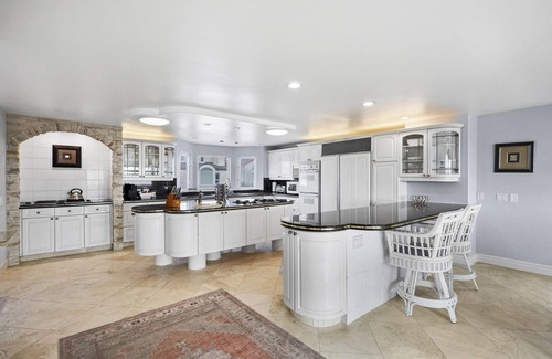 Hollywood Casa | Oceanfront Luxury: Rose in the Sand – Direct Beach Access & Stunning Views