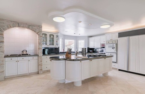 Hollywood Casa | Oceanfront Luxury: Rose in the Sand – Direct Beach Access & Stunning Views
