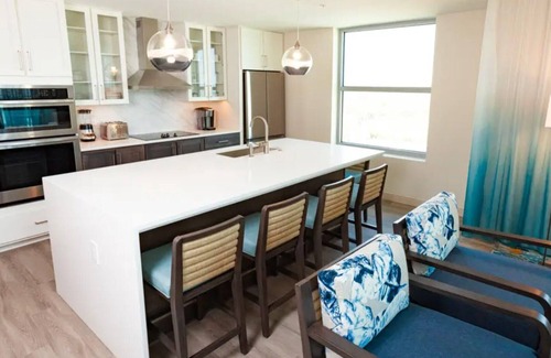 Myrtle Beach Complejo | Oceanfront Luxury: Your Holiday Inn Myrtle Beach Oceanfront Signature 2 Bd Suite