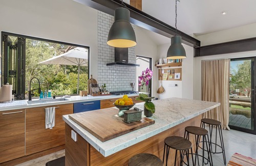 Central Malibu Casa | Oceanfront Malibu Retreat: Luxury Guest House and Creative Studio