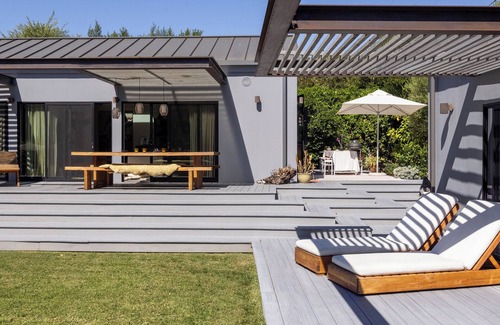 Central Malibu Casa | Oceanfront Malibu Retreat: Luxury Guest House and Creative Studio