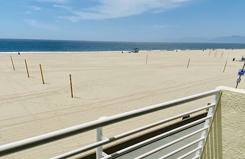 Hermosa Beach Condominio | Increíble casa frente al mar en THE STRAND, ¡vive la buena vida, ahora!