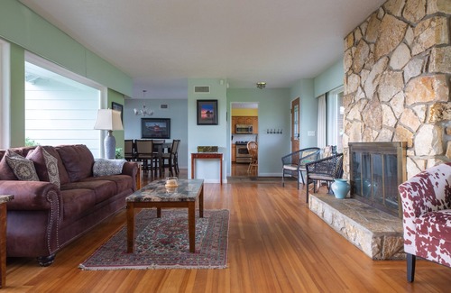 Newport Casa | Oceanfront ~ Newport Whale Watch ~ Historia Única Inicio ~ W / Hot Tub!