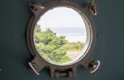 Newport Casa | Oceanfront ~ Newport Whale Watch ~ Historia Única Inicio ~ W / Hot Tub!