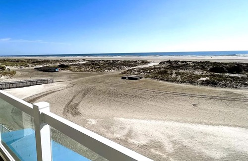 Wildwood Crest Condominio | Oceanfront Oasis with Private Balcony and Heated Pool in Wildwood Crest