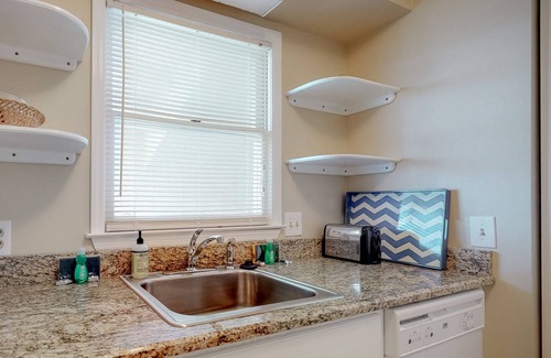 Surfside Beach Condominio | Oceanfront ocean view condo with private W/D & central AC - walk to everything