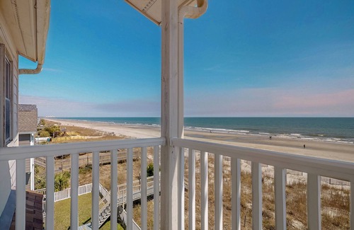 Surfside Beach Condominio | Oceanfront ocean view condo with private W/D & central AC - walk to everything