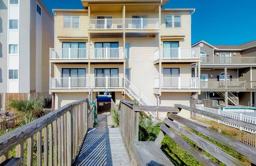 Surfside Beach Condominio | Oceanfront ocean view condo with private W/D & central AC - walk to everything