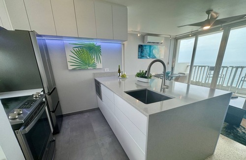 Condado Condominio | Oceanfront One Bedroom Condo con magníficas vistas a la playa