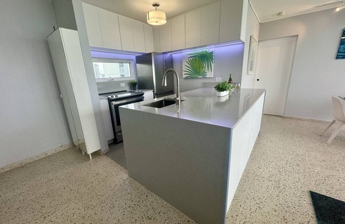 Condado Condominio | Oceanfront One Bedroom Condo con magníficas vistas a la playa