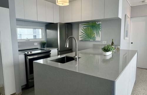 Condado Condominio | Oceanfront One Bedroom Condo con magníficas vistas a la playa