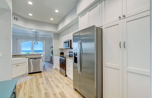 American Beach Condominio | Oceanfront Outrigger Townhome | Two Primary Suites with Balconies | Stunning Updates