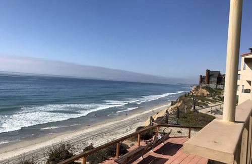 Solana Beach Condominio | Paraíso frente al mar recientemente renovado con vistas despejadas al mar