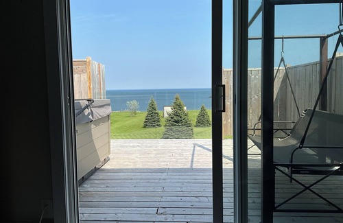 Cormierville Casa | Oceanfront paradise, 4-bedroom house in Cocagne with hot tub, WiFi, AC.