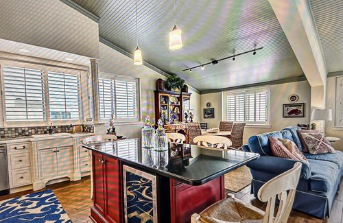 Fernandina Beach Villa | Vistas al ático frente al mar, elegantes acabados naturales, WiFi, 5 televisores, 4 camas, 3 baños