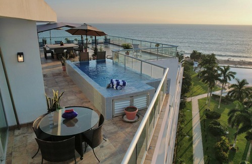 Flamingos Apartamento | Oceanfront PH with private pool