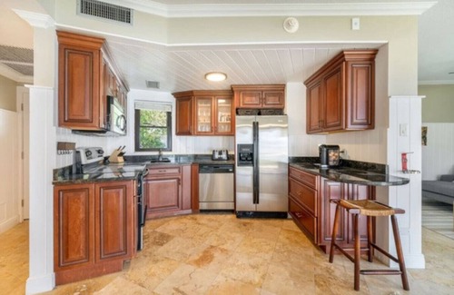 Seven Mile Beach Apartamento | Oceanfront, Pool & Patio | Family/Couples Paradise
