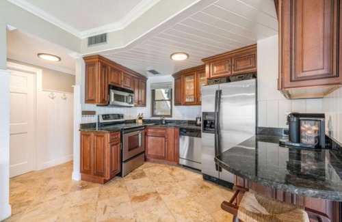 Seven Mile Beach Apartamento | Oceanfront, Pool & Patio | Family/Couples Paradise