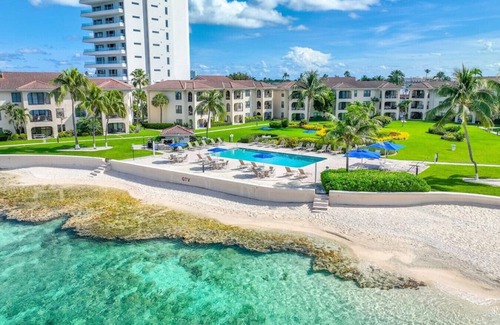 Seven Mile Beach Apartamento | Oceanfront, Pool & Patio | Family/Couples Paradise