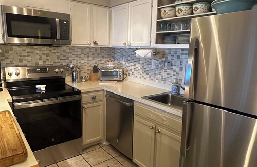 North Ocean City Condominio | Oceanfront ~ On The Beach ~ Pool ~ 4 Seasons ~ Linens ~ Minutes To Boardwalk