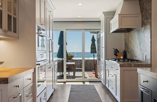 Del Mar Casa | Oceanfront sanctuary nestled on the sand in the heart of Del Mar's Beach Colony