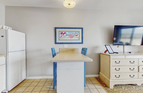North Truro Apartamento | Oceanfront studio suite with amazing views, patio & AC - dogs welcome