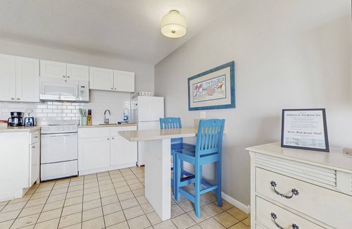 North Truro Apartamento | Oceanfront studio suite with amazing views, patio & AC - dogs welcome