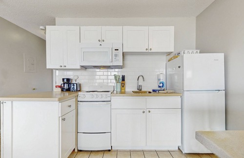 North Truro Apartamento | Oceanfront studio suite with amazing views, patio & AC - dogs welcome