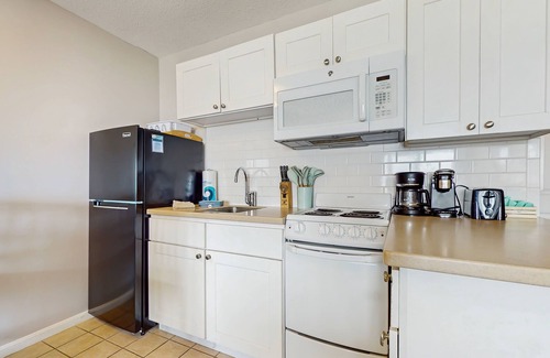North Truro Apartamento | Oceanfront suite with water-view patio, AC, kitchenette & firepit - dogs welcome