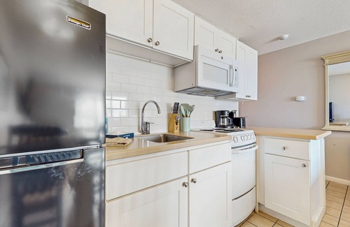North Truro Apartamento | Oceanfront suite with water-view patio, AC, kitchenette & firepit - dogs welcome