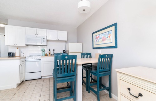 North Truro Apartamento | Oceanfront suite with bay views, full kitchen, balcony, AC, & firepit