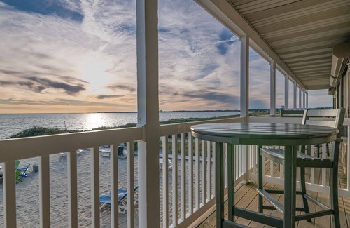 North Truro Apartamento | Oceanfront suite with bay views, full kitchen, balcony, AC, & firepit
