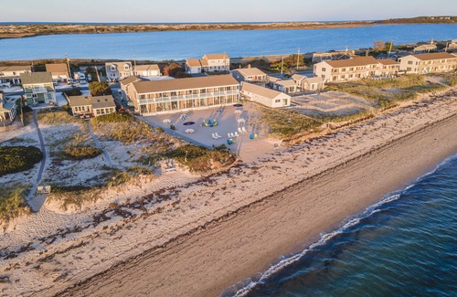 North Truro Apartamento | Oceanfront suite with bay views, full kitchen, balcony, AC, & firepit
