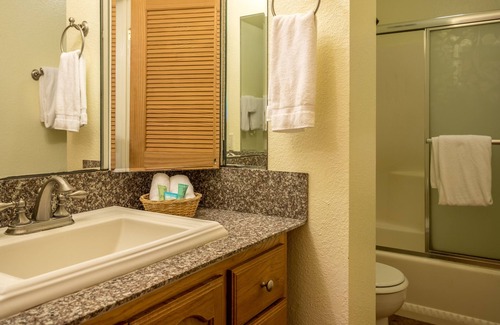 Kapaa Condominio | Oceanfront.Superb views. Pono Kai Renovated 2 bd 2 ba,+sofa sleeper. A/C