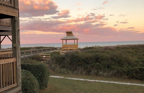 Duck Condominio | OCEANFRONT@The Lucky Duck- 100% renovated, clean, cozy & well-appointed.