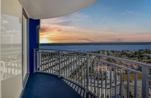 Daytona Beach Shores Condominio | Oceanfront with Private Beach Access Pool,Spa-26flr Panoramic River&Ocean views!