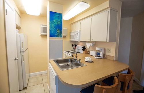 Daytona Beach Shores Condominio | Oceanfront 1BR Condo w/Balcony & Kitchen