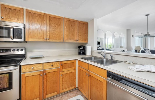 Saint Simons Island Condominio | Oceanfront Condominium with Swimming Pool. Private Boardwalk to Beach! Ocean View