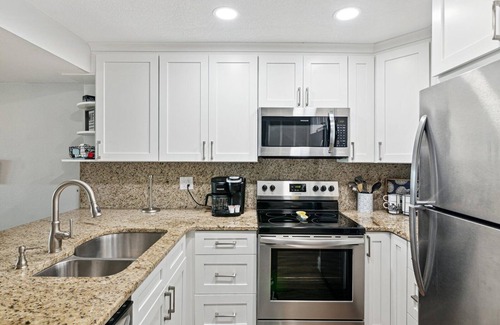 Indian Rocks Beach Condominio | Oceanfront View, Spacious Townhouse, Heated Pool