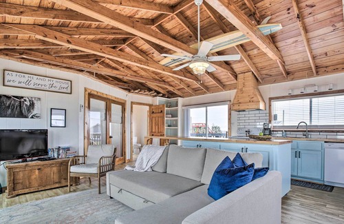 Cedar Lane Cabaña | Oceanfront Vacation Home w/ Deck & Views!