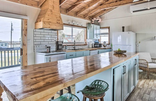 Cedar Lane Cabaña | Oceanfront Vacation Home w/ Deck & Views!